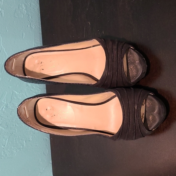 Black peep-toe with snakeskin accent - Picture 2 of 3